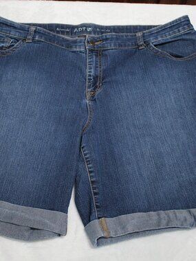 Apartment 9 Bermuda Shorts Women’s Mid Rise Stretch Roll Leg (24-8)